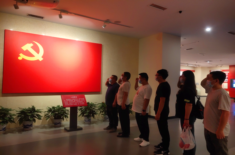 仙桃公司開展“追尋紅色足記、強(qiáng)化黨性修養(yǎng)”紅色教育活動圖1.png