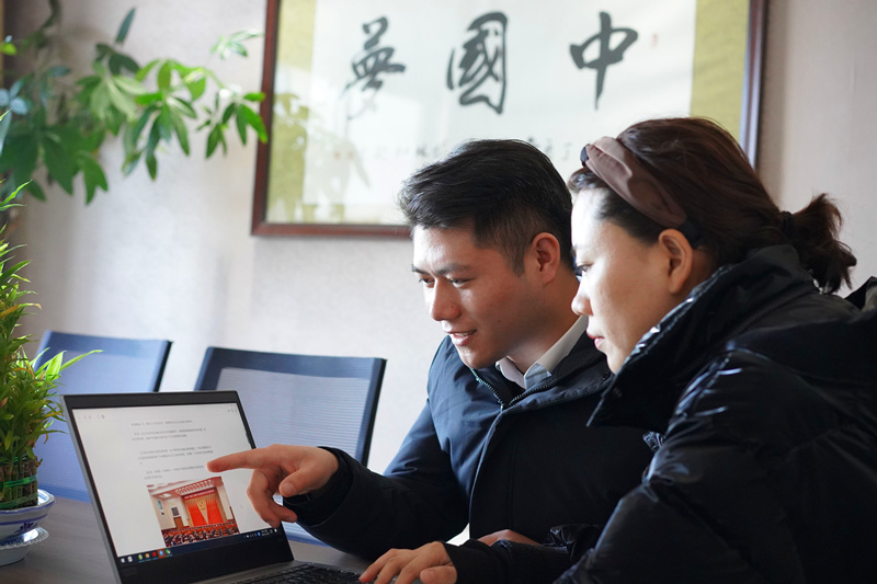 神木分公司充分利用微信公眾號(hào)服務(wù)平臺(tái)，及時(shí)發(fā)布中共十九屆六中全會(huì)精神學(xué)習(xí)的內(nèi)容，引導(dǎo)全體員工通過(guò)學(xué)習(xí)要堅(jiān)決貫徹黨中央決策部署，完整、準(zhǔn)確、全面貫徹新發(fā)展理念，解放思想、深化改革、凝心聚力、擔(dān)當(dāng)實(shí)干。_副本.jpg