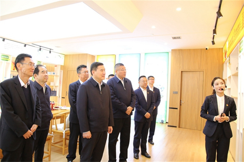 張文琪五一假期輕車簡(jiǎn)從深入陜北企業(yè)檢查安全生產(chǎn)并慰問在崗干部職工1.jpg