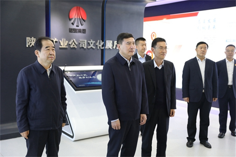 張文琪五一假期輕車簡(jiǎn)從深入陜北企業(yè)檢查安全生產(chǎn)并慰問在崗干部職工2.jpg