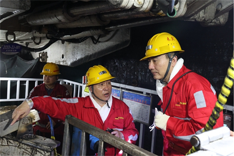 張文琪五一假期輕車簡(jiǎn)從深入陜北企業(yè)檢查安全生產(chǎn)并慰問在崗干部職工4.jpg