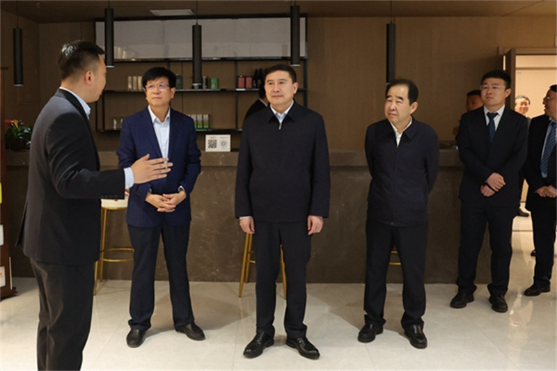 張文琪五一假期輕車簡(jiǎn)從深入陜北企業(yè)檢查安全生產(chǎn)并慰問在崗干部職工5.jpg