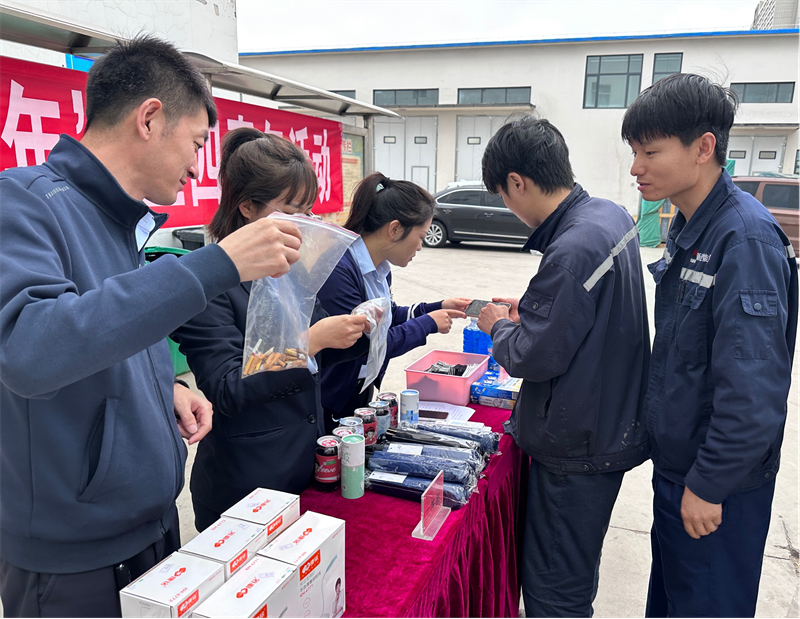 神木分公司曹家灘運營中心團支部開展“煙頭換禮，做文明青年”活動2.png
