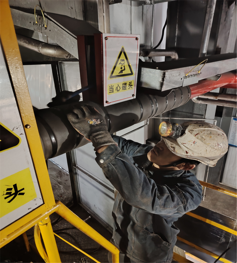 機修工趙宇在篩分車間一樓消防管線做保溫.png