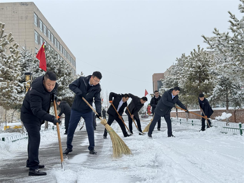 以雪為令 全員出動(dòng)——神木分公司開展掃雪初冰活動(dòng)1.png
