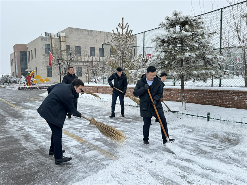 以雪為令 全員出動(dòng)——神木分公司開展掃雪初冰活動(dòng)4.png